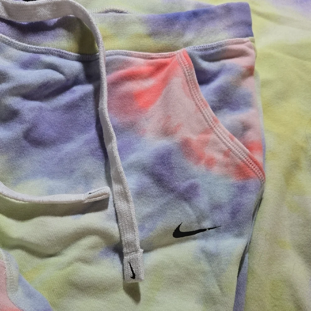 Nike Pastel Tie-Dye Hoodie and Joggers - Picture 3 of 8